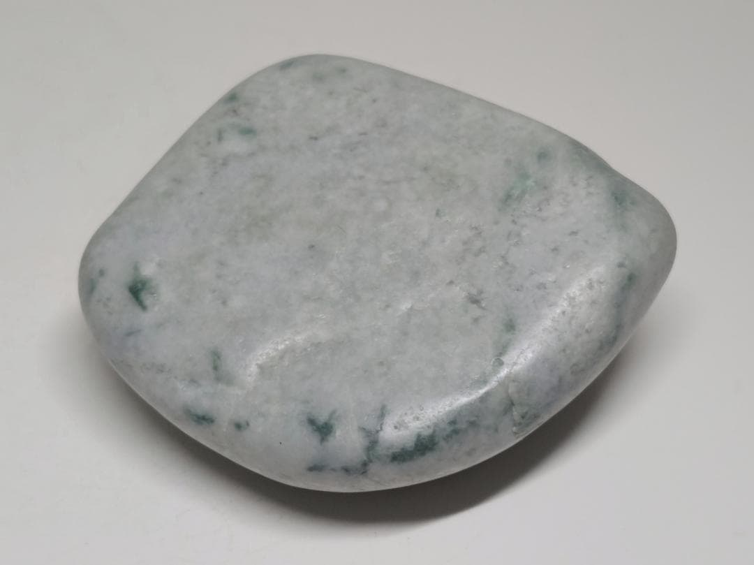 糸魚川76 翡翠 378g ヒスイ 原石 鑑賞石 自然石 誕生石 鉱物 鉱石