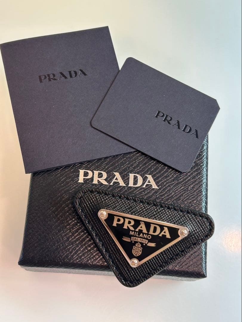 PRADA　サフィアーノ　トライアングルブローチ