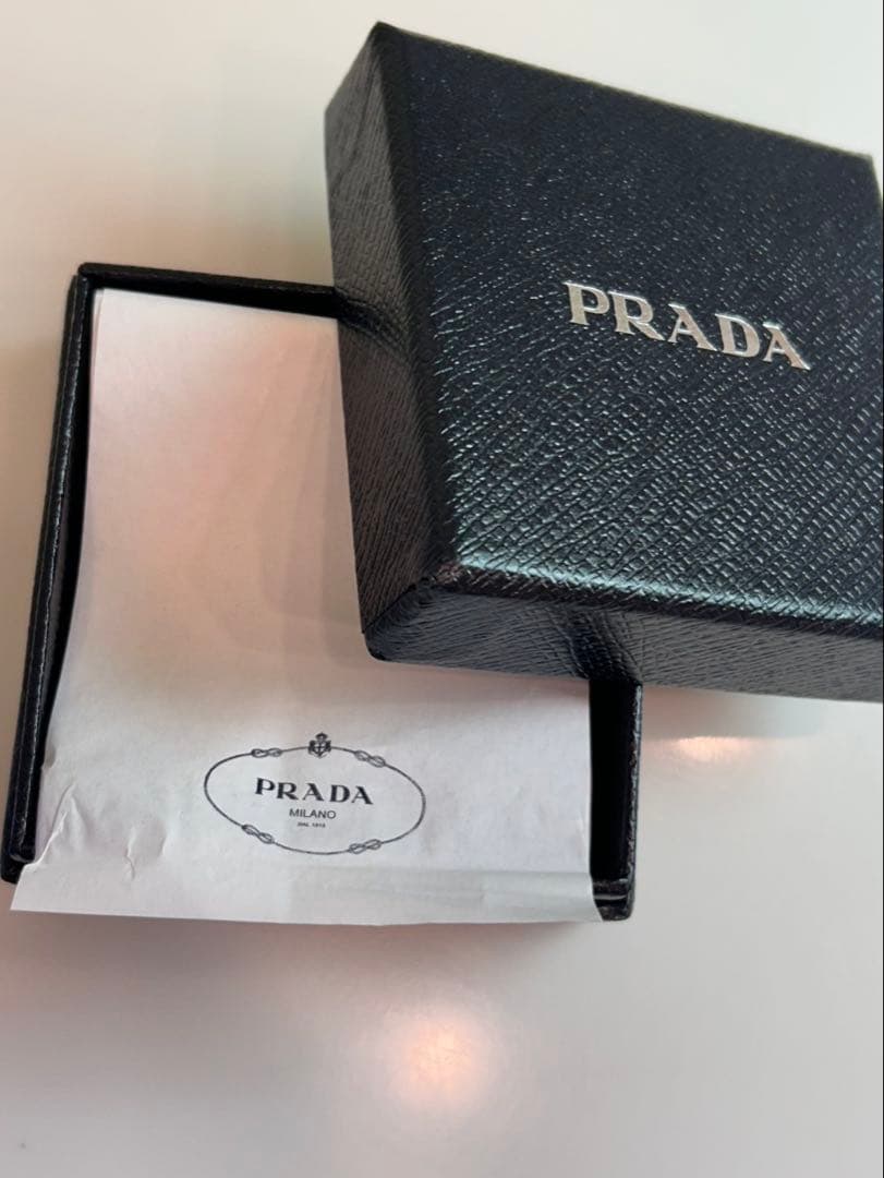 PRADA　サフィアーノ　トライアングルブローチ