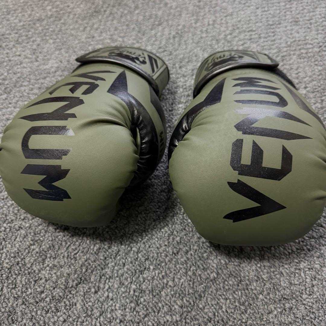 Venum Elite 8oz グローブ