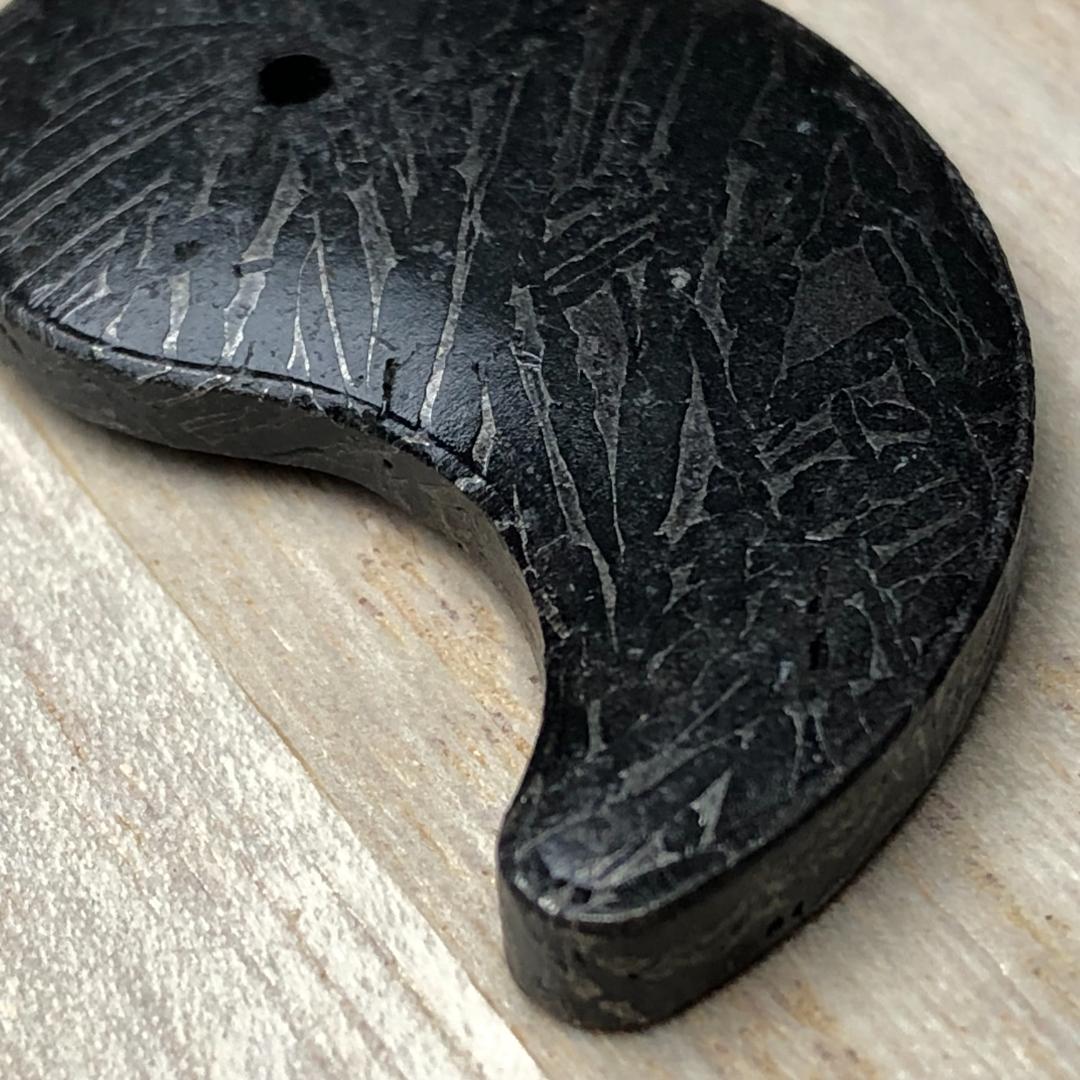 アルタイ隕石 勾玉　隕石　ペンダントトップ　メテオライト鉄隕石　重さ23ｇ