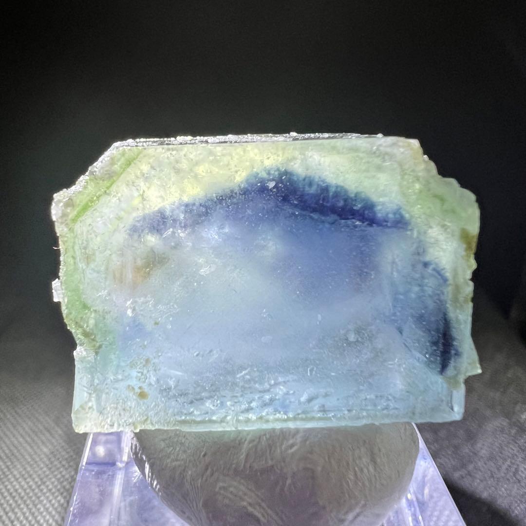 内モンゴル産　ライトグリーン　パープルゾーニングフローライト