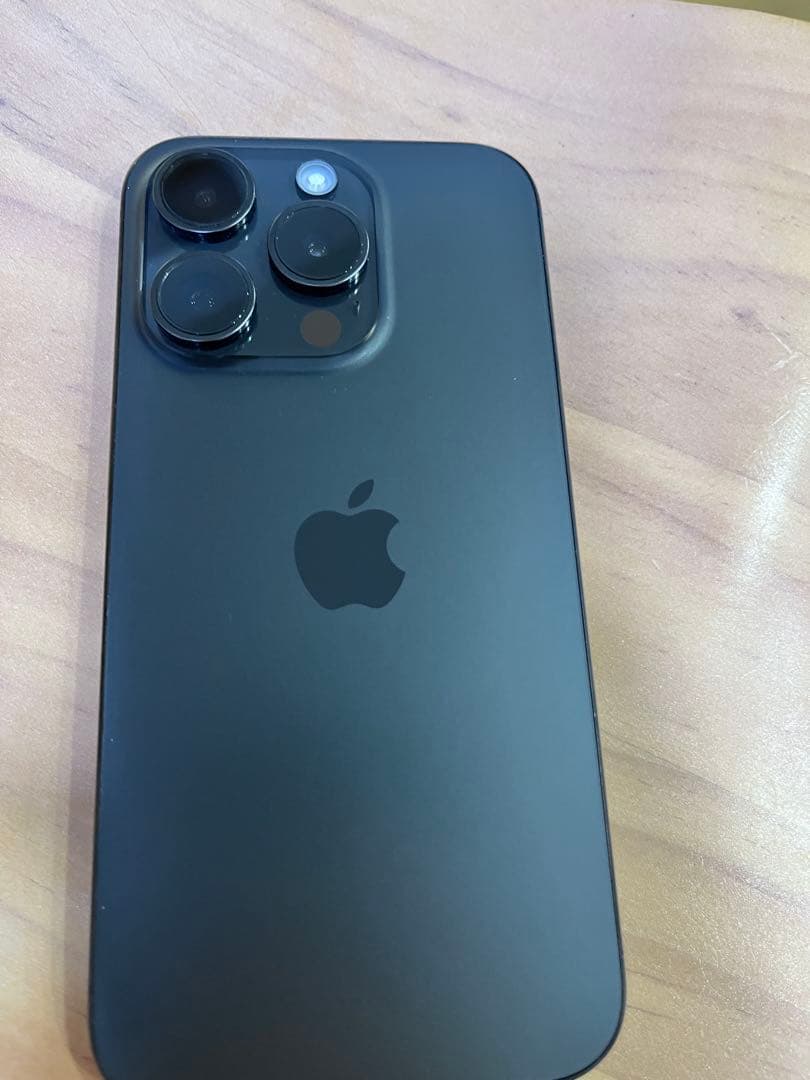 【美品】iPhone 15pro 256GBブラックチタニウムSIMフリー
