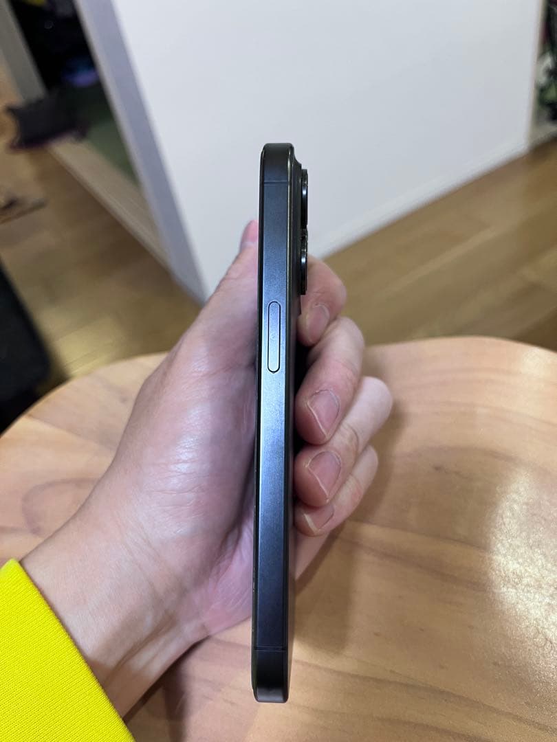 【美品】iPhone 15pro 256GBブラックチタニウムSIMフリー