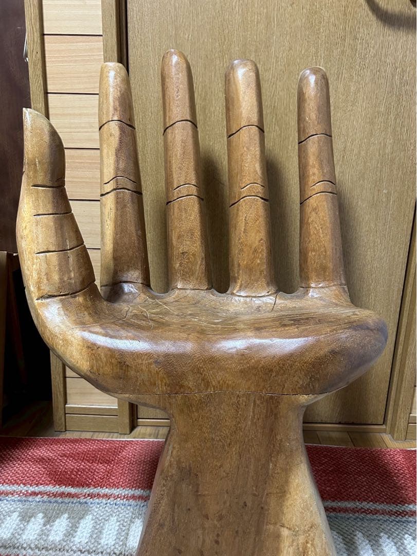 ユニークな手形木製椅子