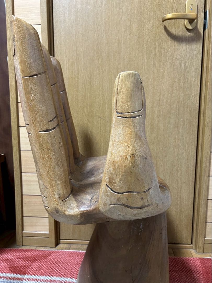 ユニークな手形木製椅子