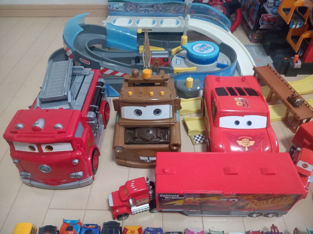 カーズ　ミニカーなどまとめ売り100点以上