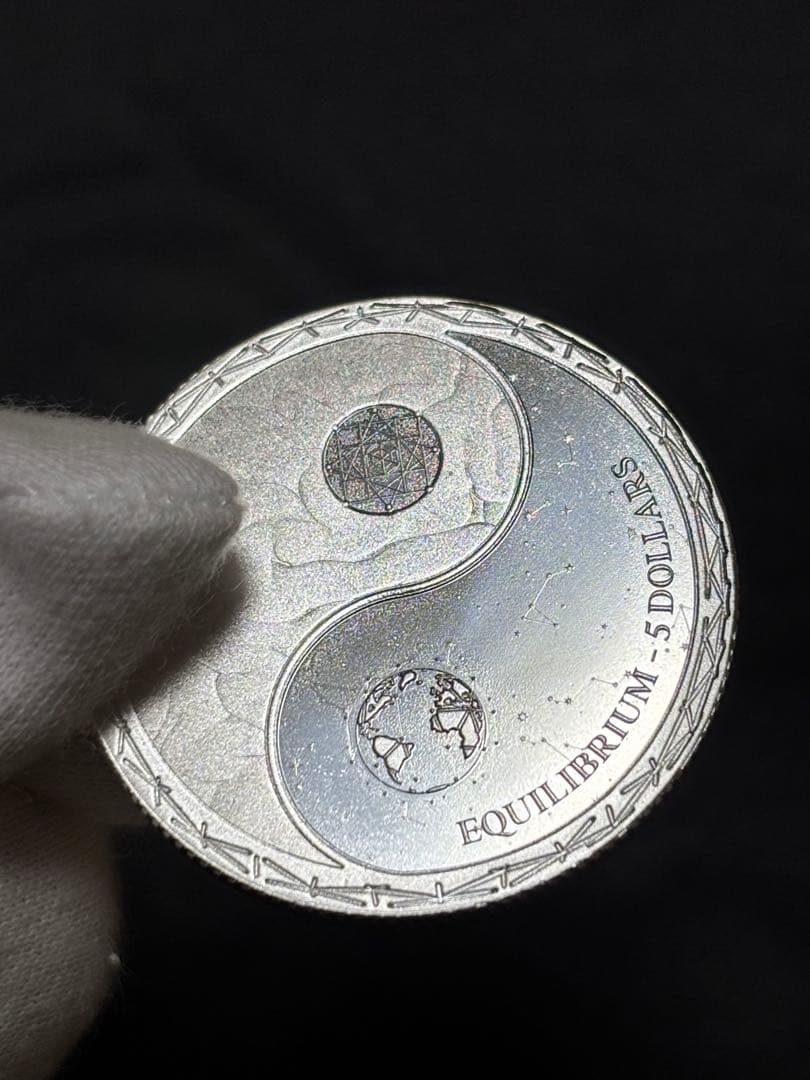 純銀99.99% 1オンス銀貨 トケラウ「均衡・イクイリブリアム」ケース付