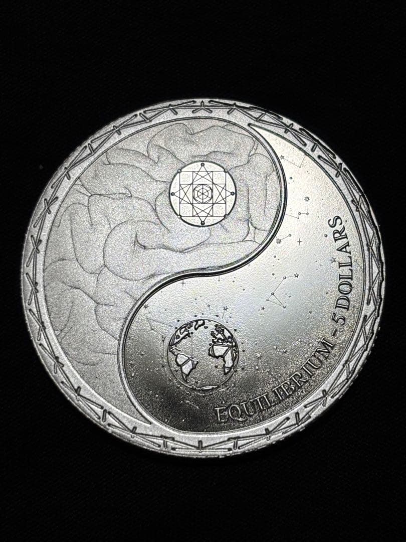 純銀99.99% 1オンス銀貨 トケラウ「均衡・イクイリブリアム」ケース付