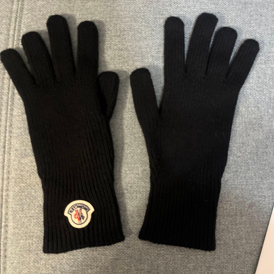 MONCLER ブラック手袋 ロゴパッチ付き
