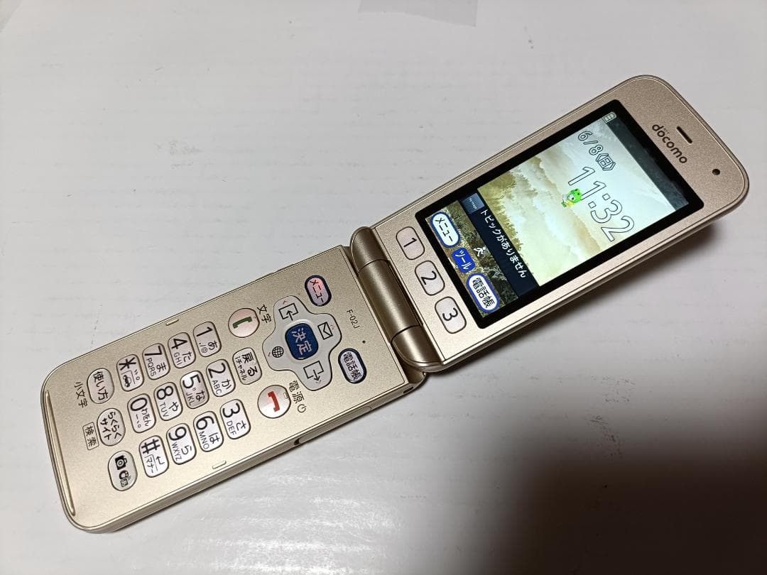 ☆ docomo らくらくホン F-02J ゴールド