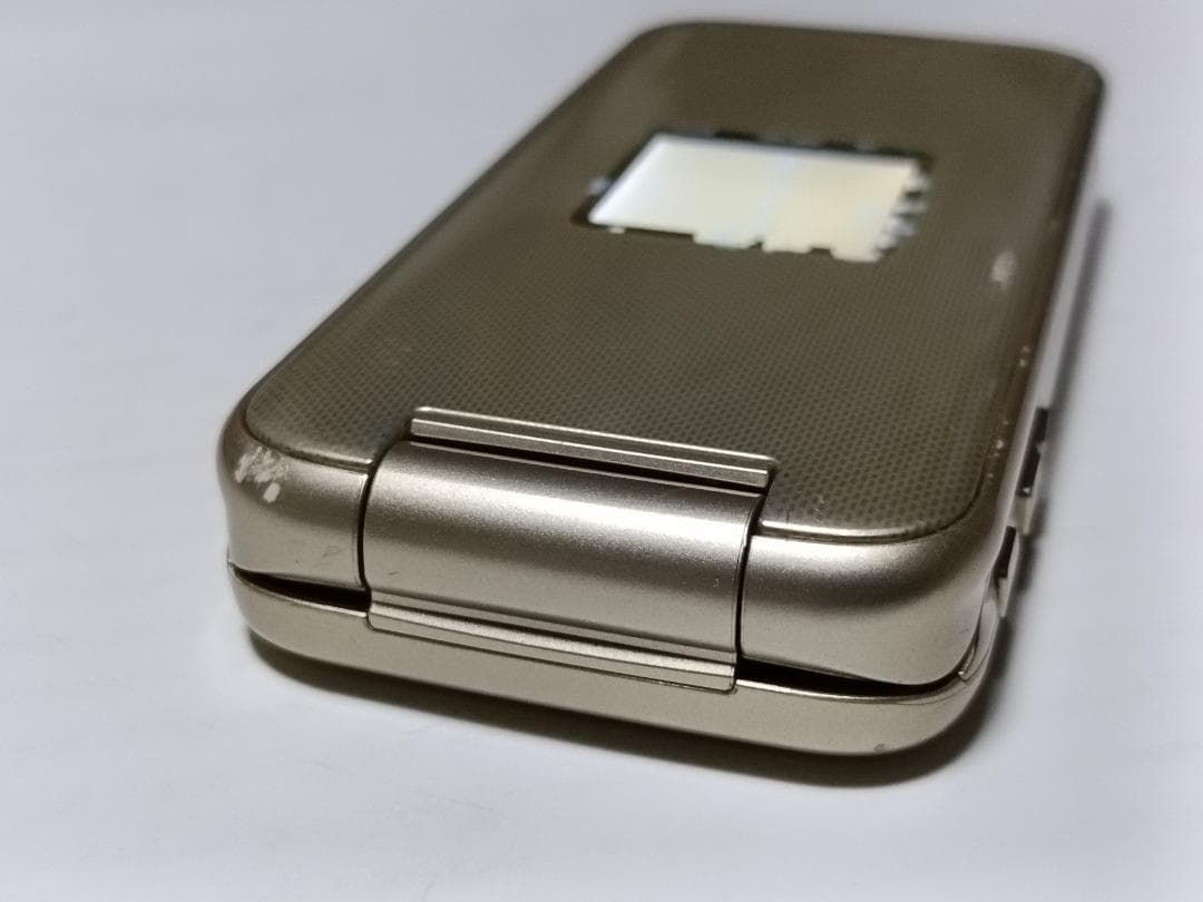 ☆ docomo らくらくホン F-02J ゴールド