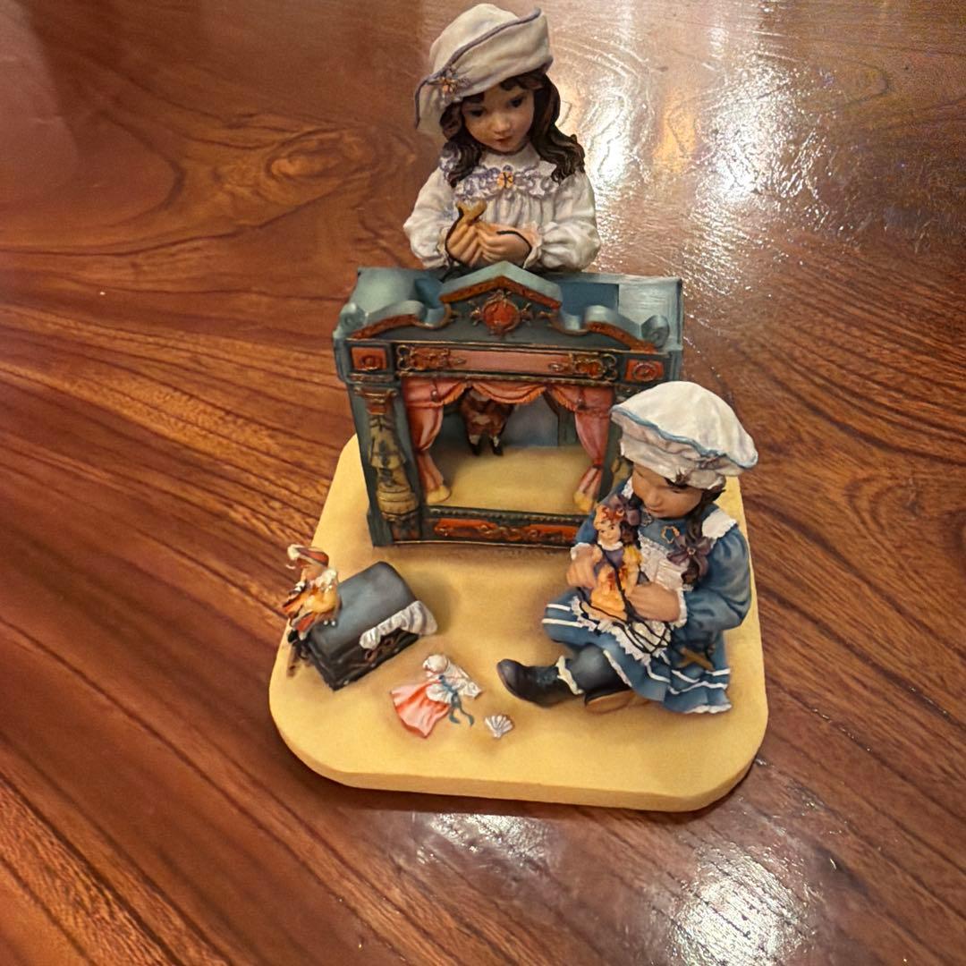 Leonardo Collection イギリス陶器製人形と舞台装置のフィギュア