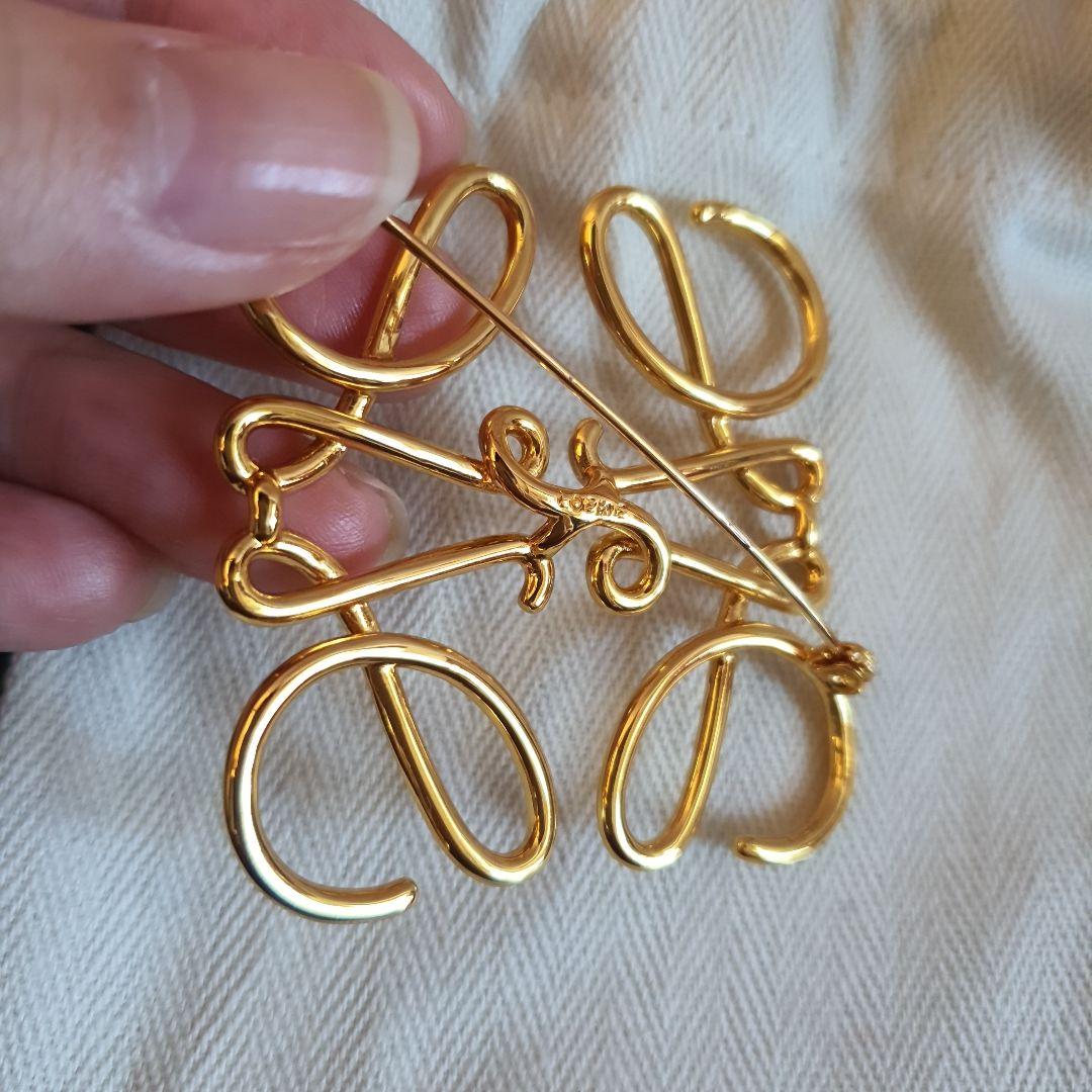 早い者勝ち！LOEWE ゴールドブローチ 専用ポーチ付き♡アナグラム♡