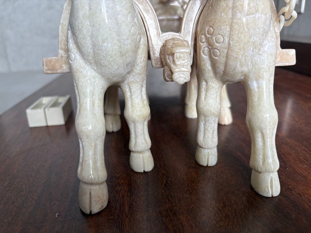 ジブリ⭐︎石？玉？の大きな中国的置物　馴鹿車？