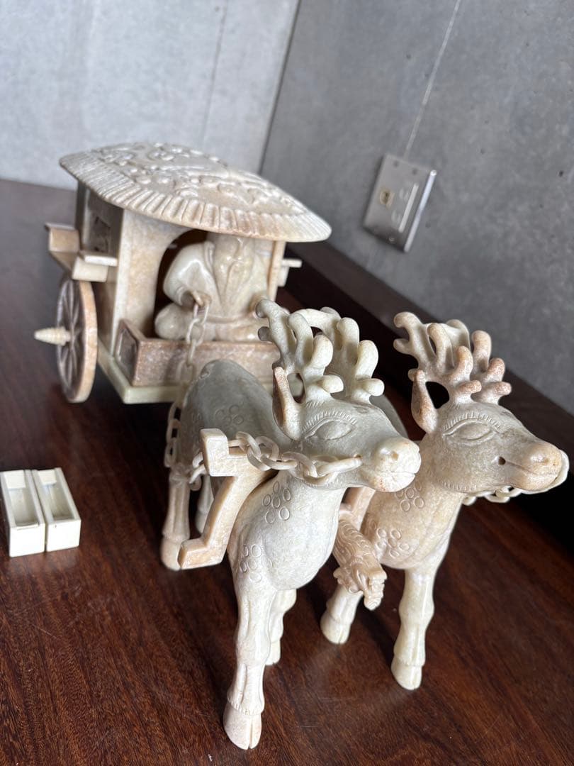 ジブリ⭐︎石？玉？の大きな中国的置物　馴鹿車？