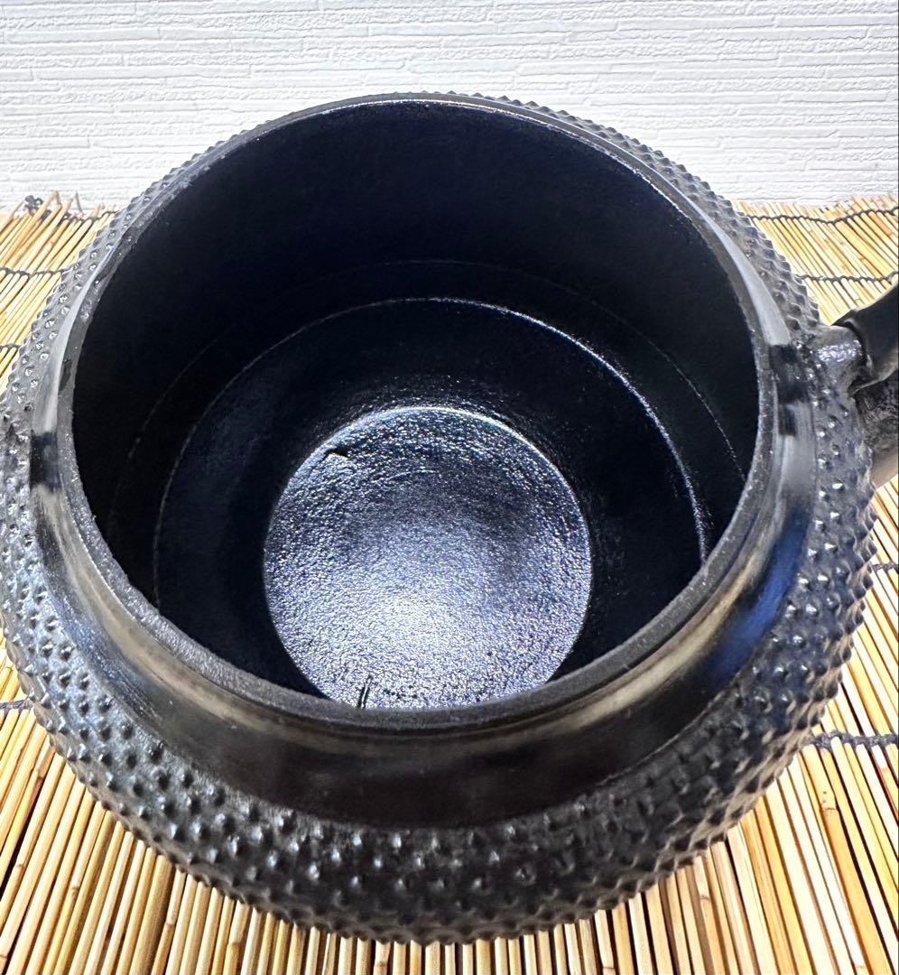 未使用品、供箱等付属品付　南部盛榮堂OIGEN造　１８型アラレ　南部鉄瓶