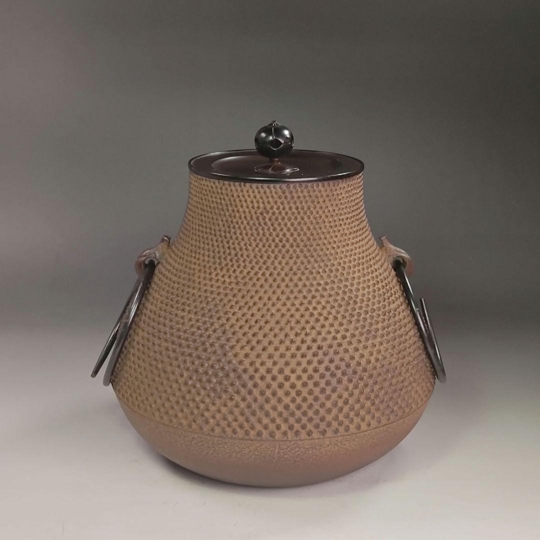 イ929 茶釜『釜師　菊地政光作』『霰文　鶴首　茄子耳　鉄釜　共箱　釜環付』茶道