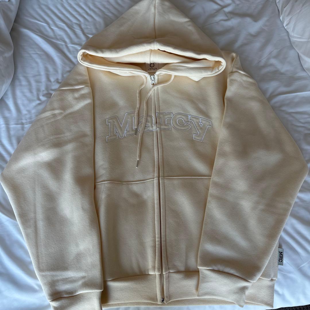 マルシィ　刺級アップリケフルジップパーカー