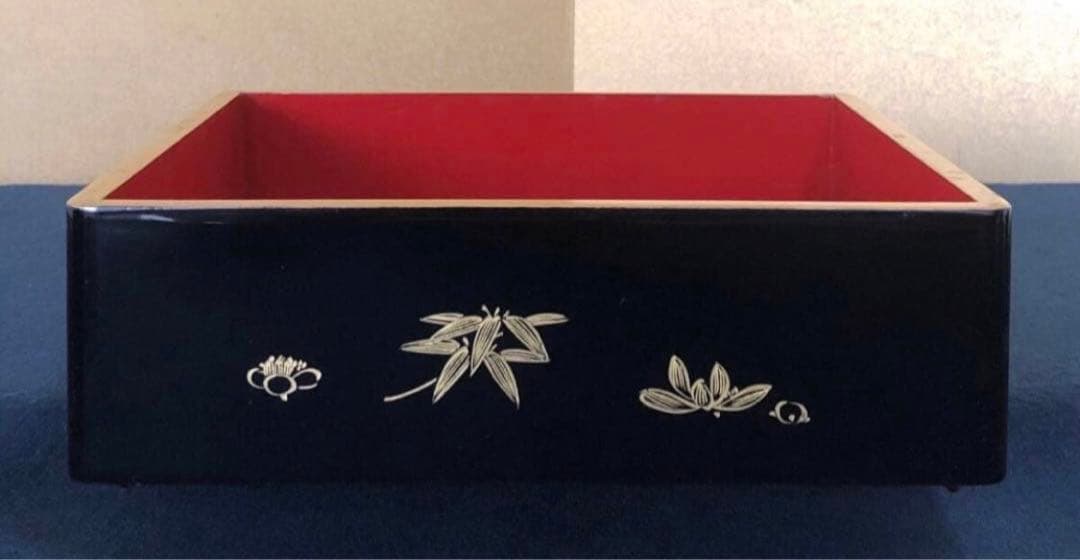 《レ》黒内朱 沈金図 二段重 替蓋 重台付 木製漆器 木箱251113え1