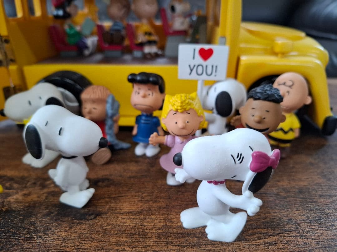 スヌーピー ス クールバス とフィギュアセット