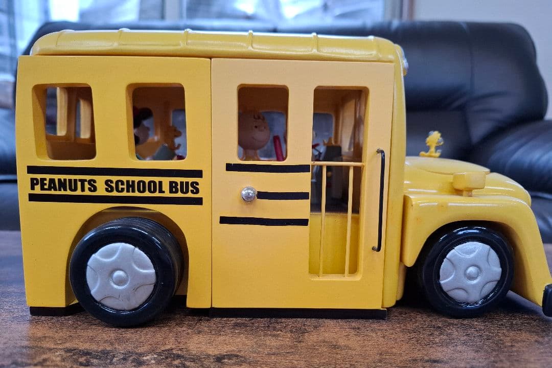 スヌーピー ス クールバス とフィギュアセット
