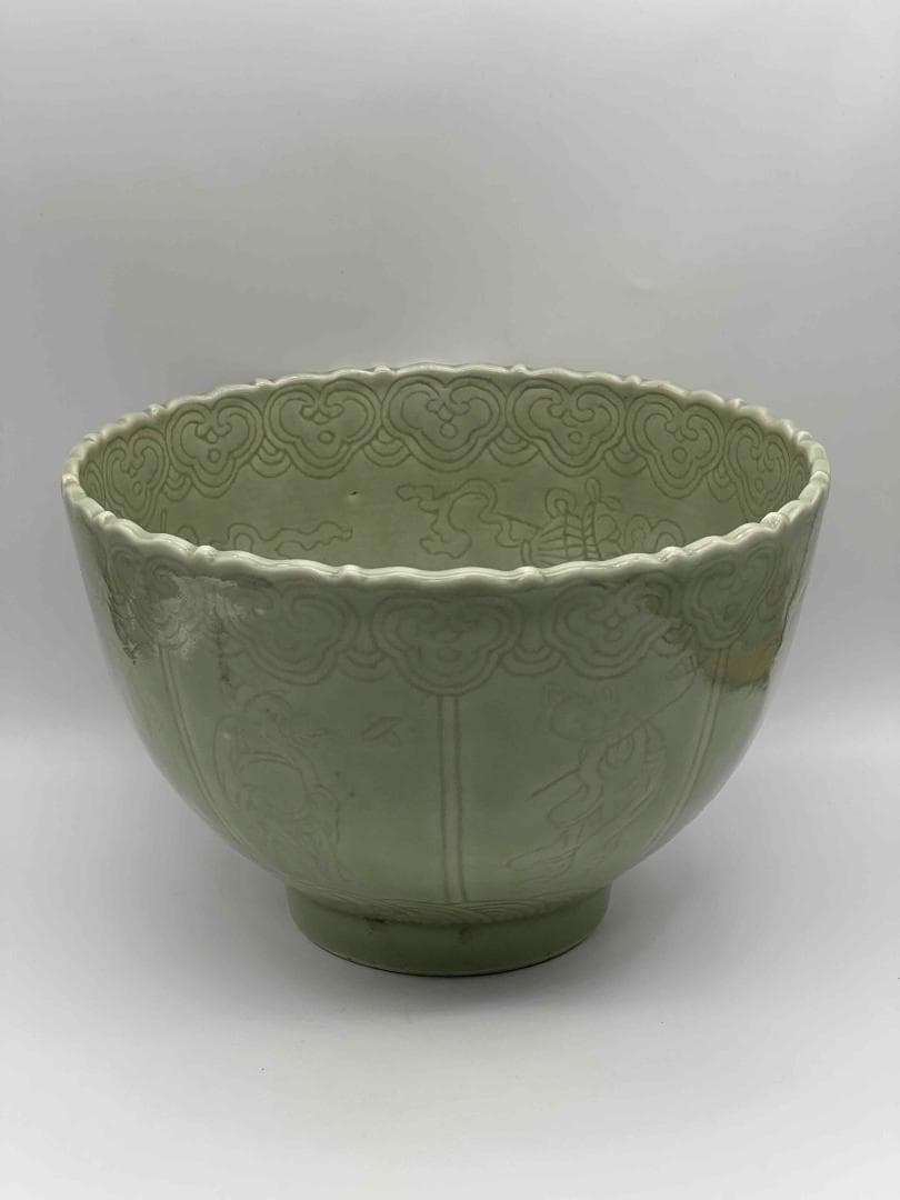 清雍正時代　青磁暗刻花卉輪花大鉢　【旧家蔵出し】 希少貴重 景徳鎮(B-76)