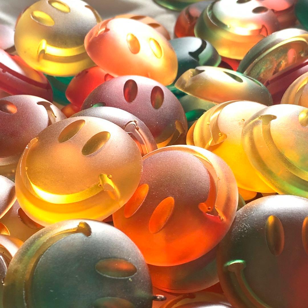 スマイリーフェイス 樹脂コレクション108個商品仕入れ卸