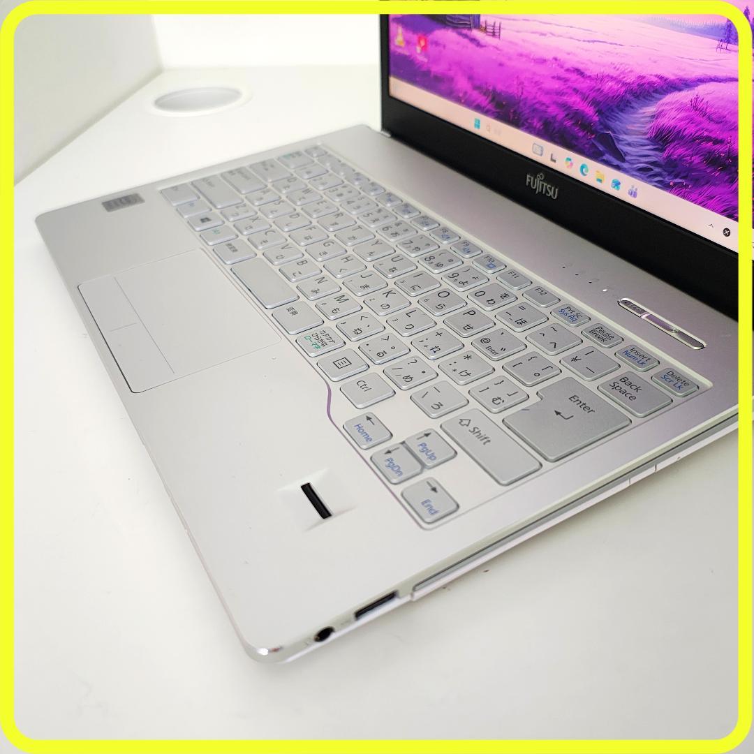 白　新品SSD256GB　薄型軽量⭐️windows11　ノートパソコン　762