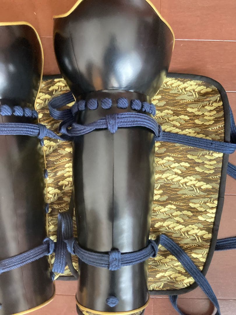 美品甲冑　脛当　黒艶消塗中立拳臑丸武産業