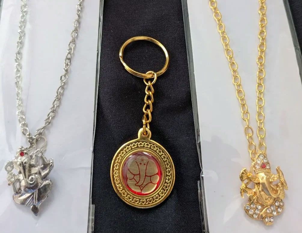 【開運金運アップ】ガネーシャ額入り 神聖インテリア。ネックレス・キーホルダー付き