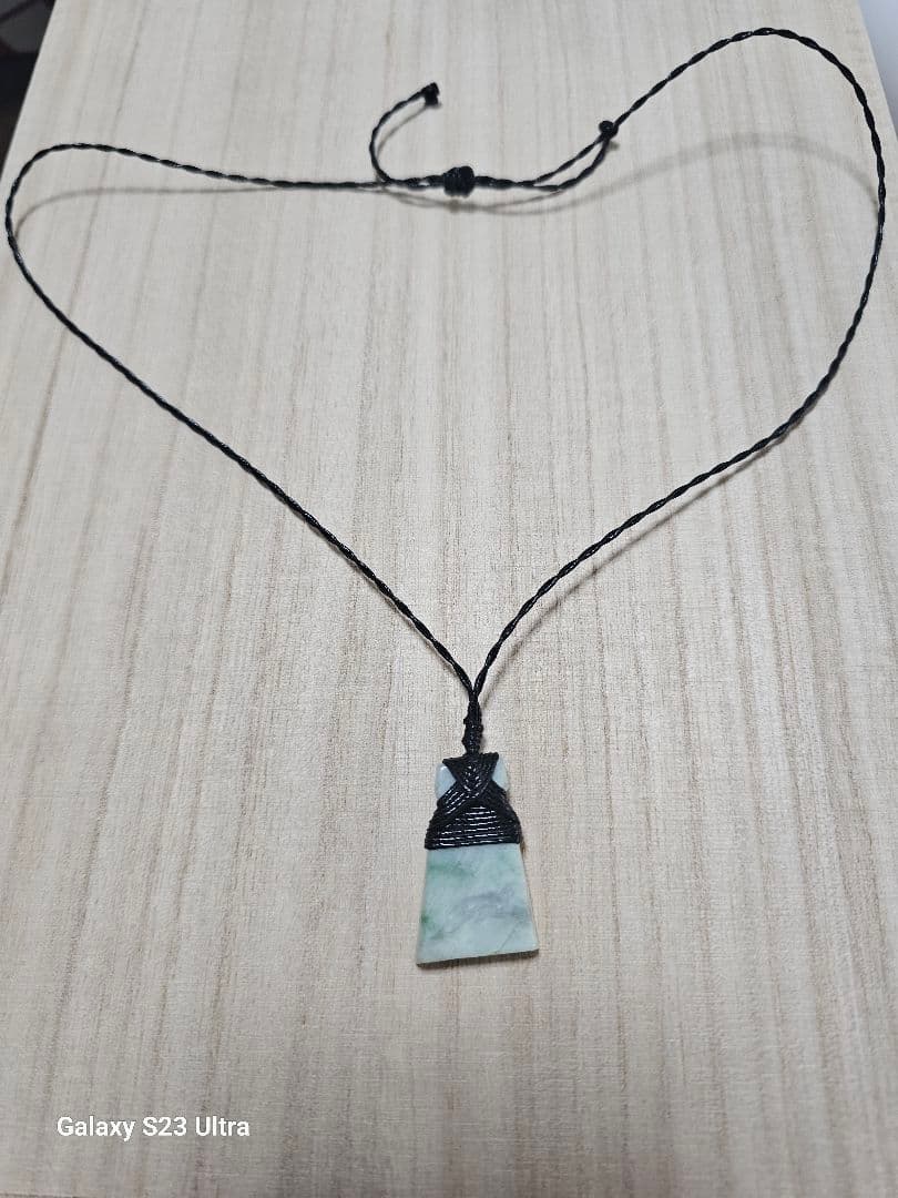 糸魚川翡翠　斧型ペンダント　３０x１９mm