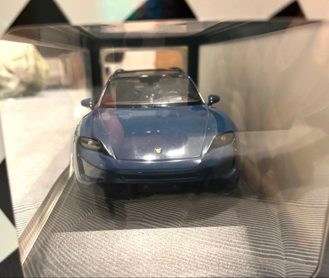 ミニチャンプスMINICHAMPS ポルシェtaycan CUV turbo S