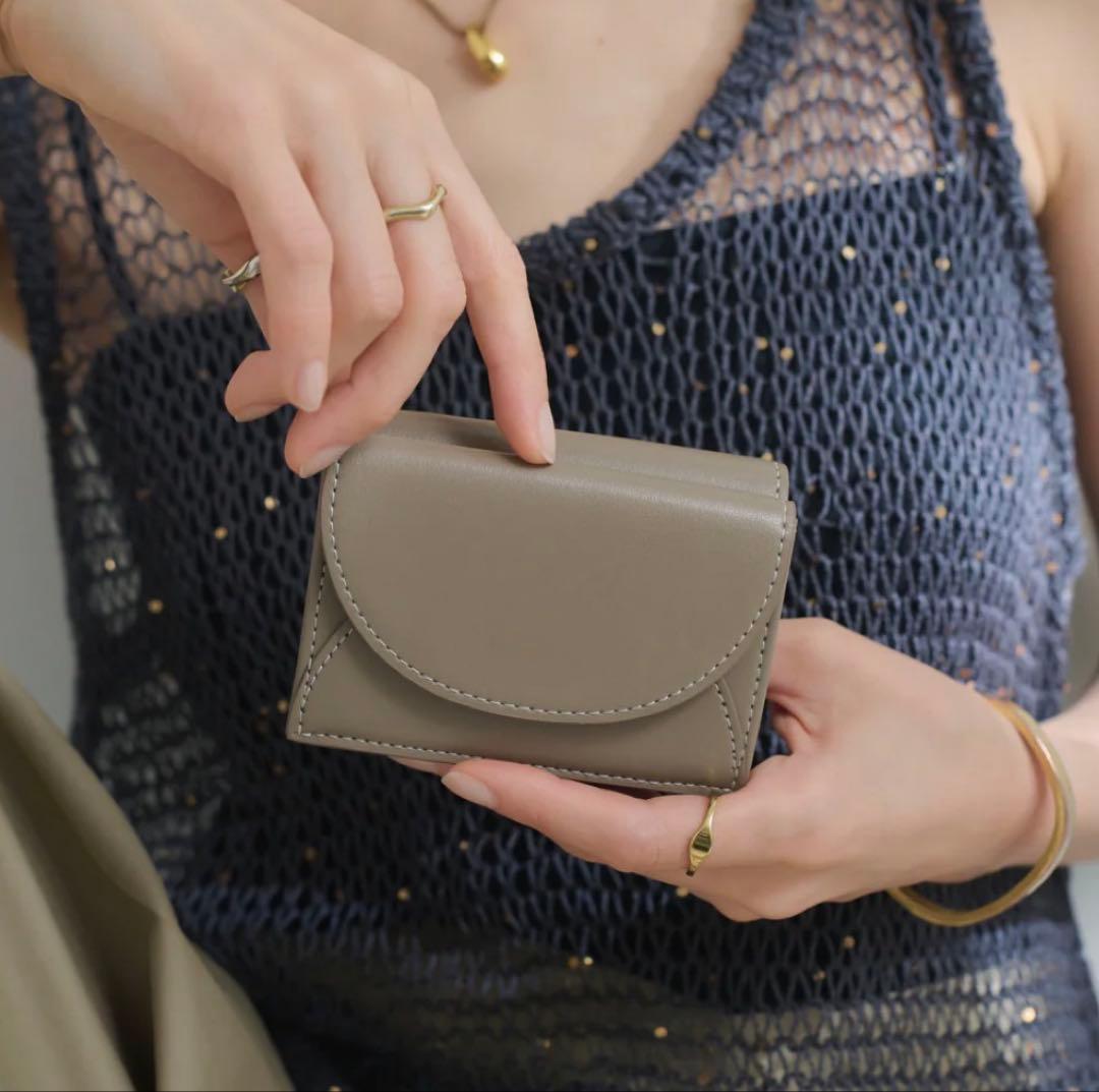 LOVST TOKYO Apple Half-moon Wallet グレージュ