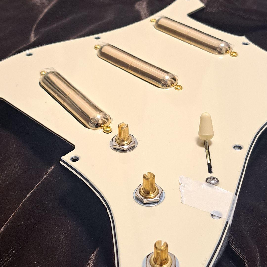 ストラトSSSアセンブリ　高品質　Profesional　金色口紅