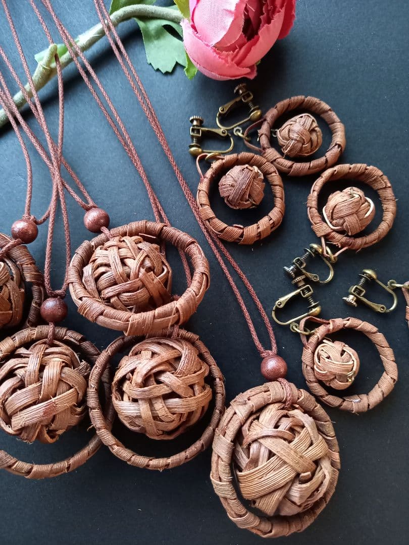 山葡萄の皮輪ボールペンダントとイヤリング、その他。