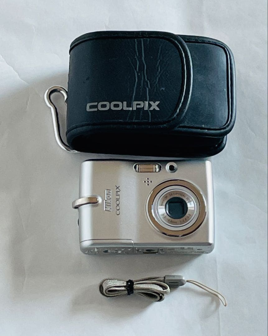 Nikon COOLPIX デジタルカメラ シルバー