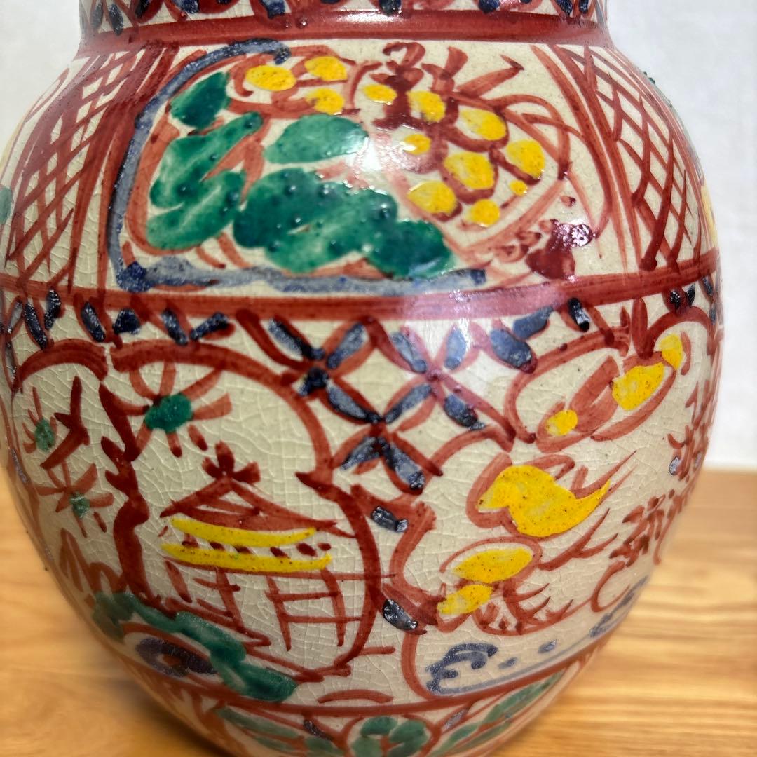 小橋川永昌（二代目仁王）赤絵壺　一等彫刻の紋様