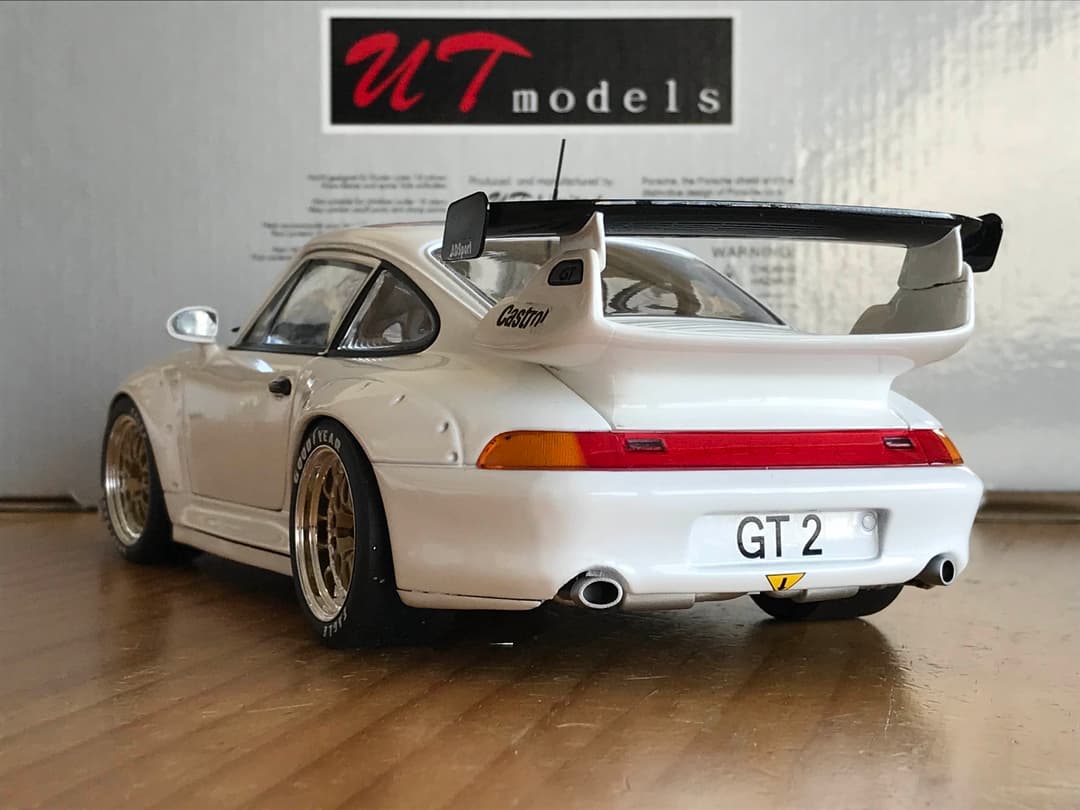 UTmodels1:18PORSCHE(ポルシェ)911GT2カスタム