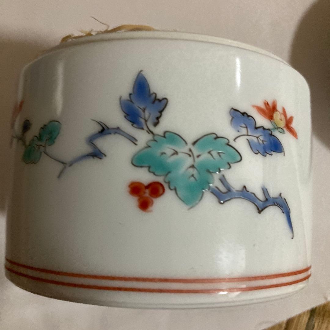 十三代柿右衛門　陶器の蓋付き容小物入れ　柘榴花柄