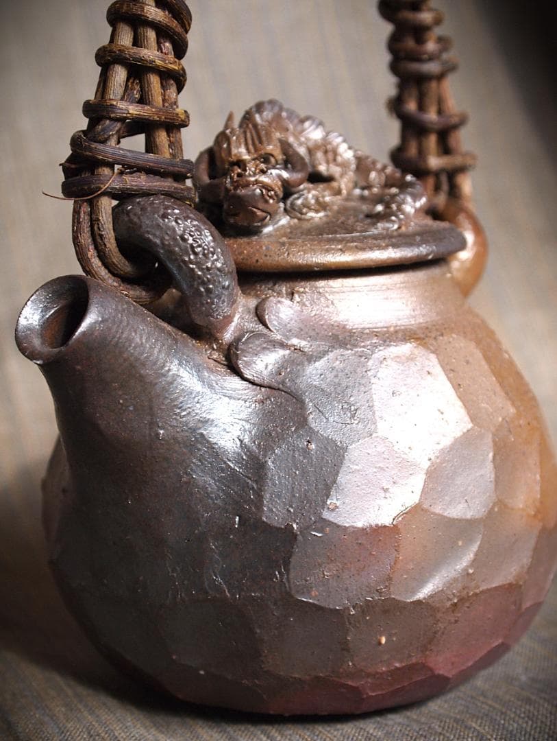 新品★竹内靖之【師：山本陶秀】★☆備前龍摘み籐手付き面取り土瓶