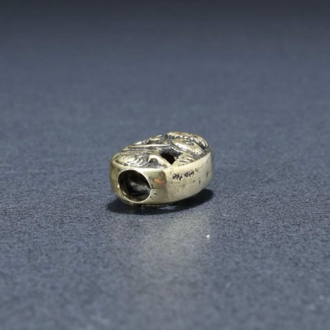 緒締め玉　菊透かし　提げもの　金属　R1647