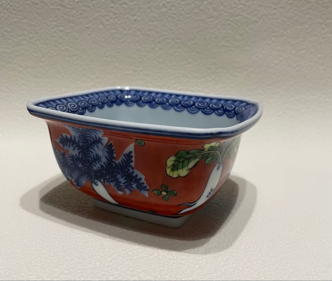⬇️有田焼　源右衛門　源右衛門窯　古伊万里　風山水見込舟形　赤農根菜図の小鉢