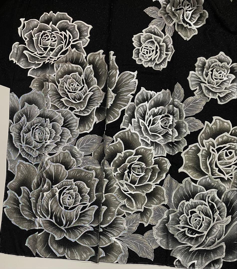 豪華絢爛金彩振袖【振袖・訪問着に◆薔薇】薔薇 黒 銀 白