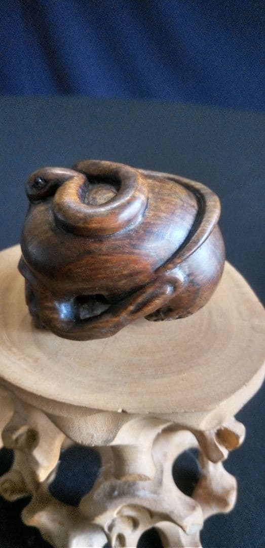 根付け木製 、提げ物、頭蓋骨 ヘビ 彫刻 約3,5cm、作家名あり