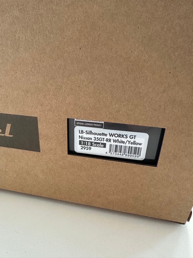 イグニッションモデル1/18 リバティーウォークR35エンジン付き