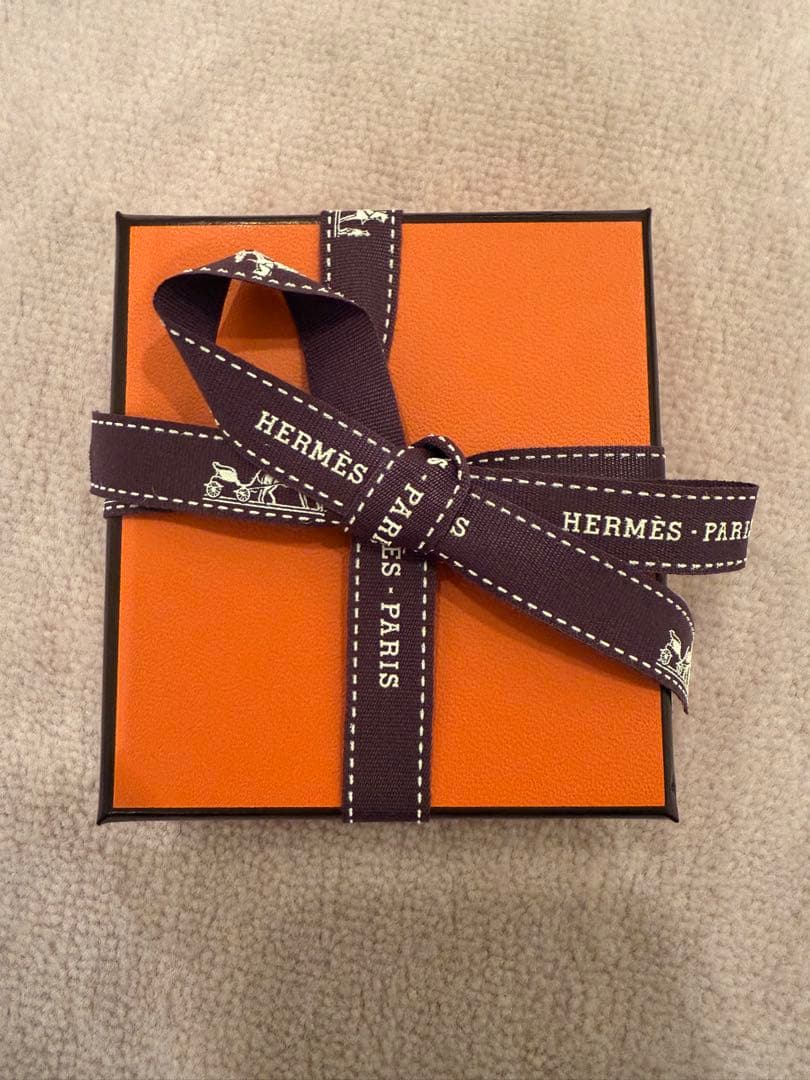 Hモチーフ ピアス ブラック ピンクゴールド