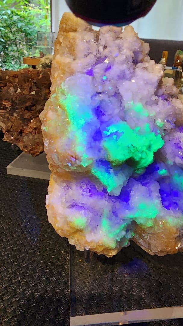 ハイライト・オパール・オン・フローライト