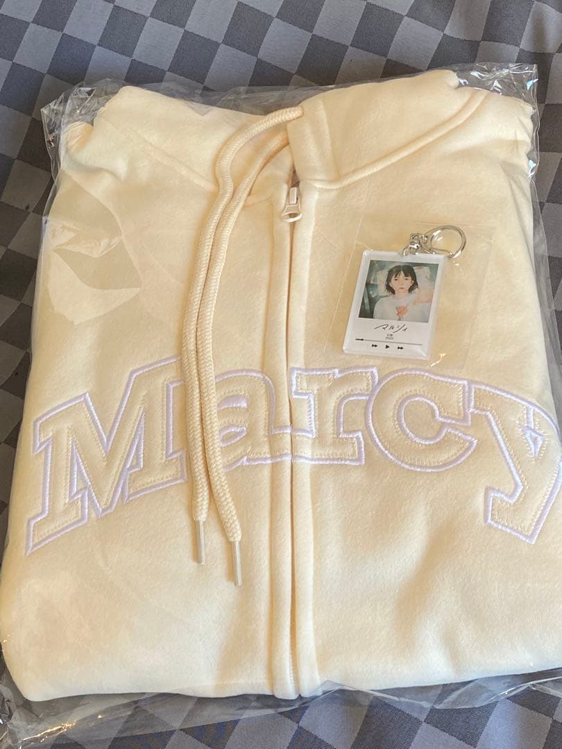 マルシィ 刺繍アップリケ フルジップパーカー アクリルキーホルダー付き