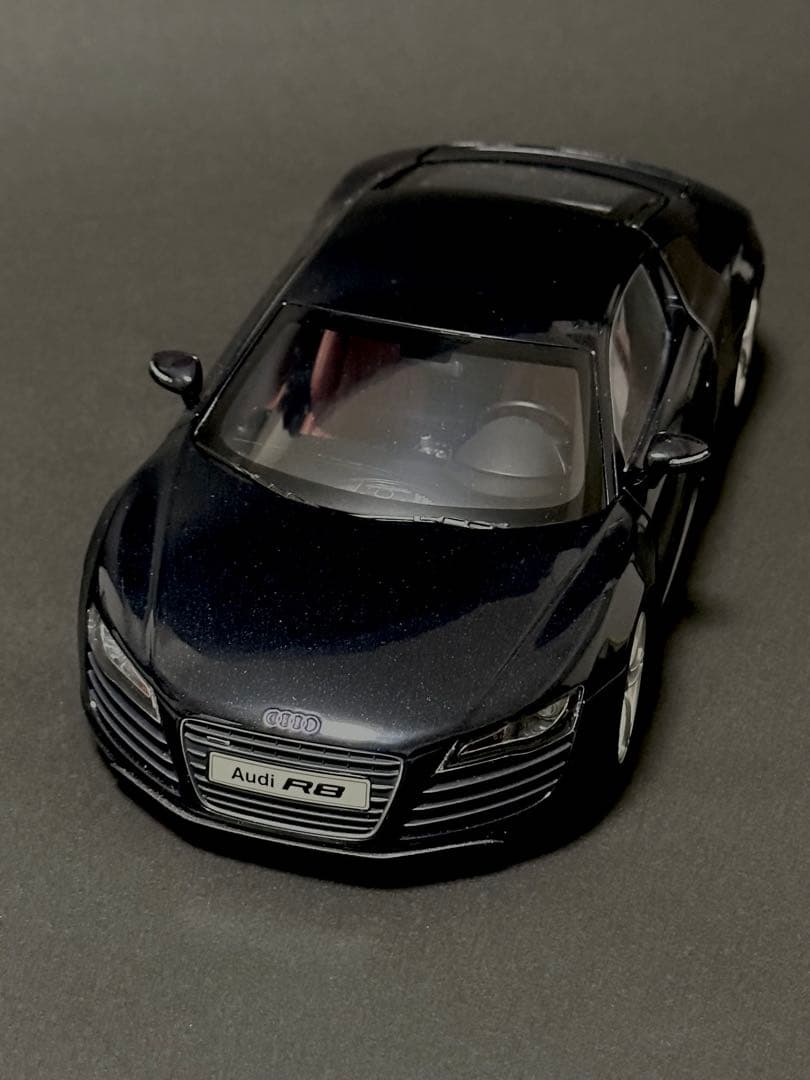 Audi R8 ブラック ミニカー　1/18